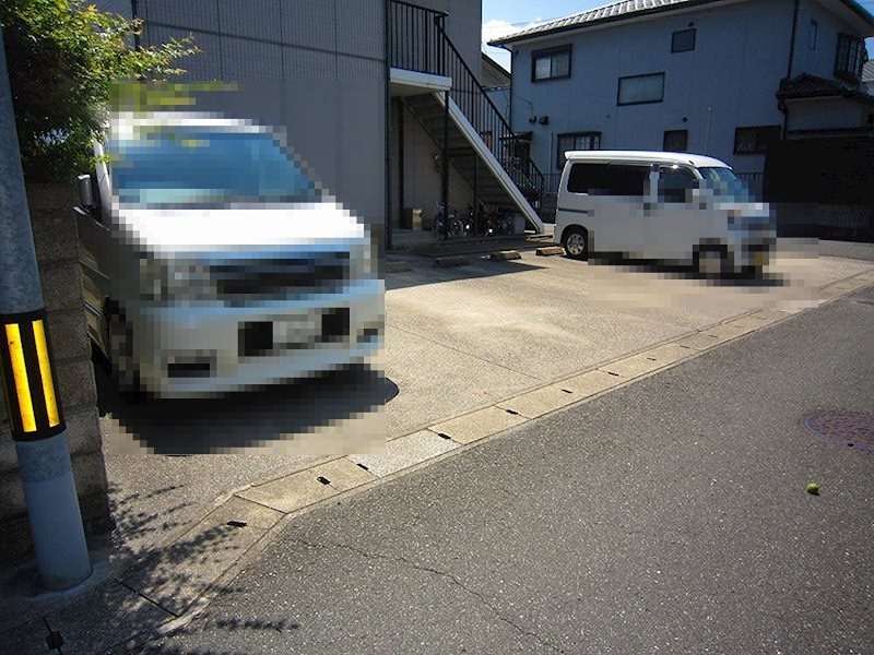 レジデンスヒカリ 駐車場