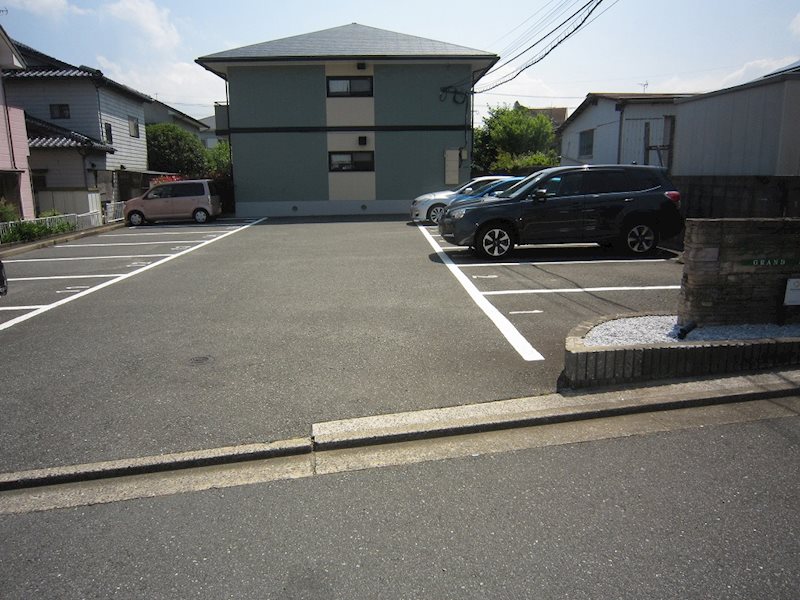 グランドソレーユ 駐車場