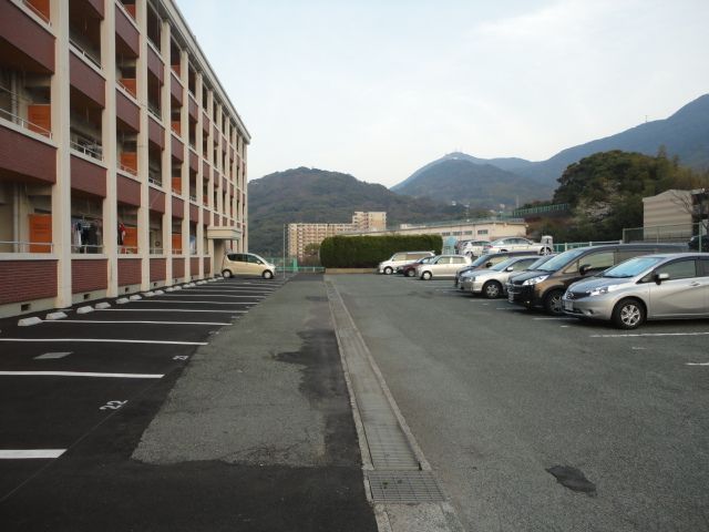 コーポ西鳴水 駐車場