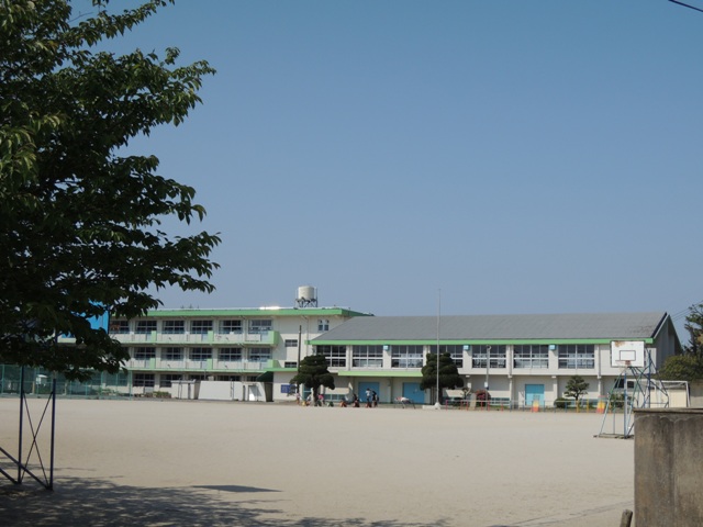 カーサ　ロッソ 北九州市立上津役小学校