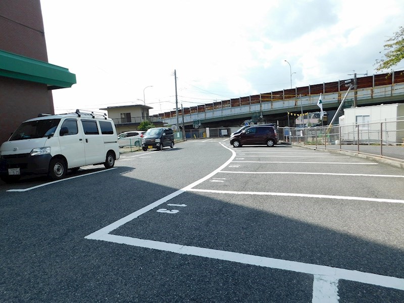 グランドハイツ湯川 駐車場