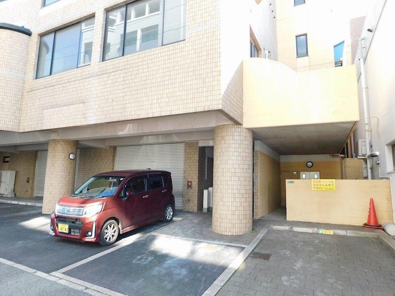 ステップビル 駐車場