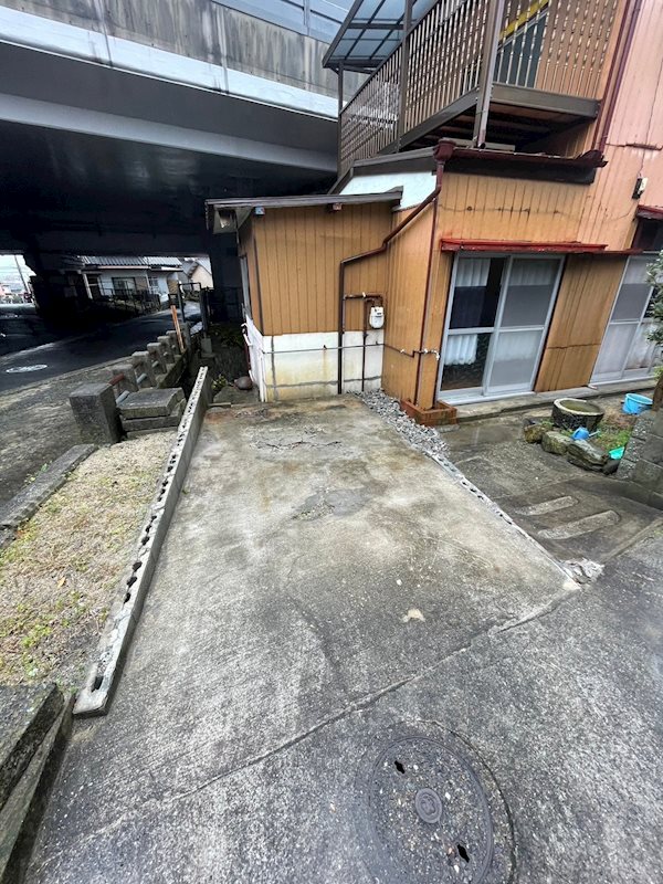 寺内三丁目2番貸家 駐車場