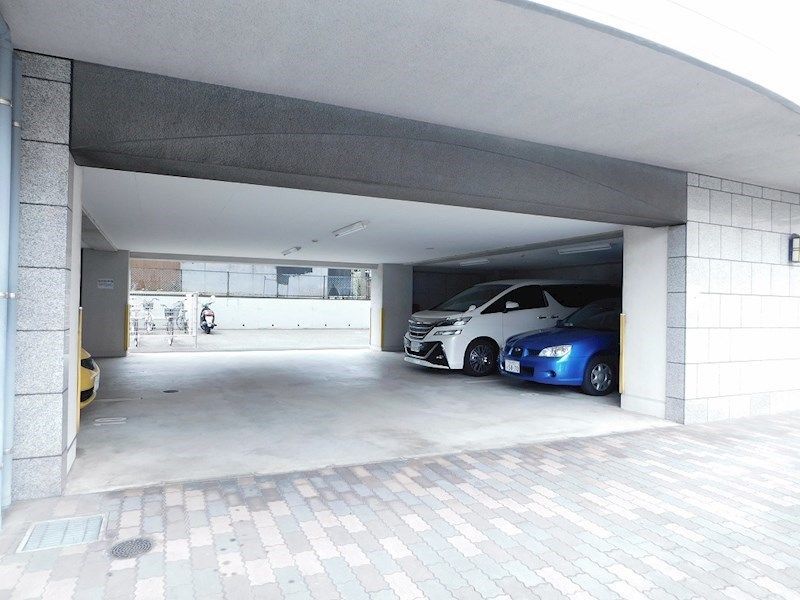 アヴィニールNo.5 駐車場