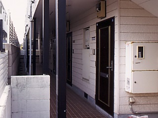 レオパレス本城東五番館 共用部分は清掃業者が清掃しています。