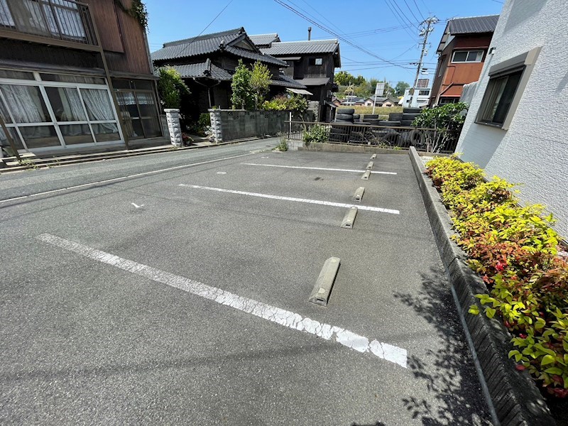 ウェルカーサ陣原 駐車場