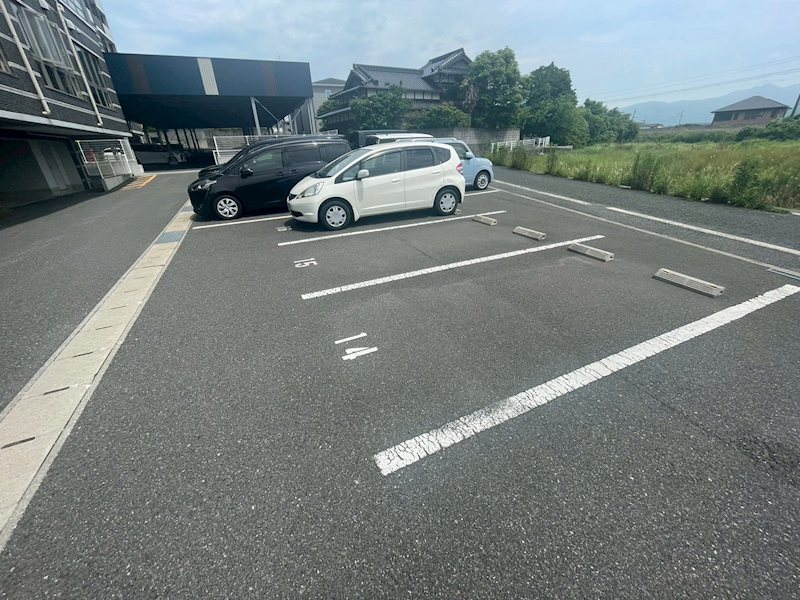 ビックファミリー葛原 駐車場
