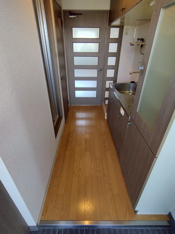 アヴィニール清水 玄関