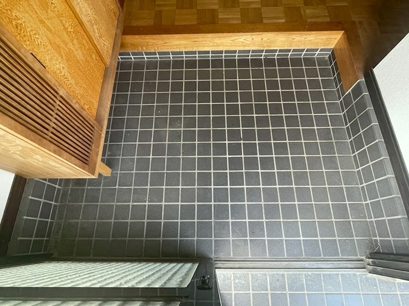 津田新町二丁目12番貸家 玄関