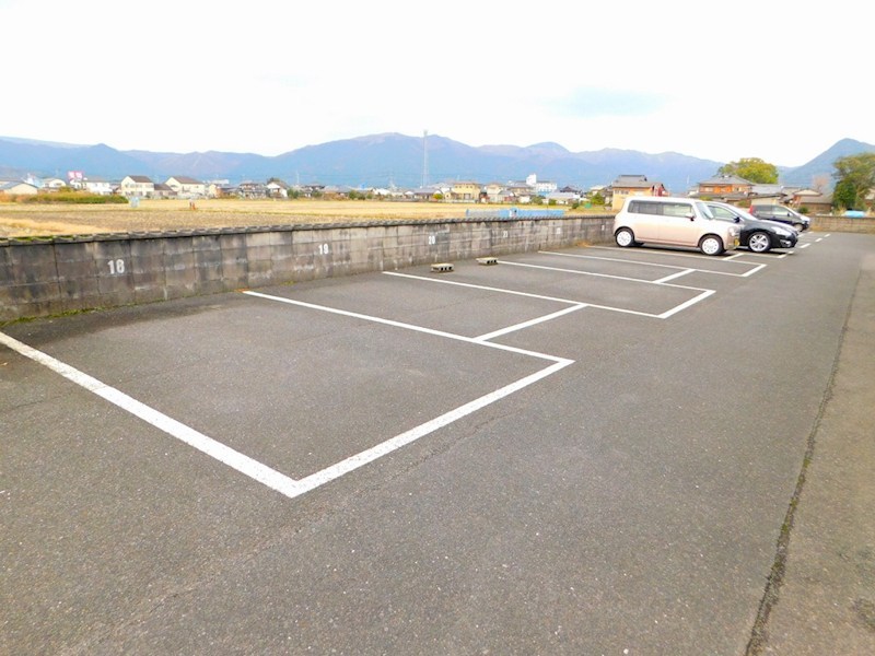 グローヴ行橋Ｂ棟 駐車場