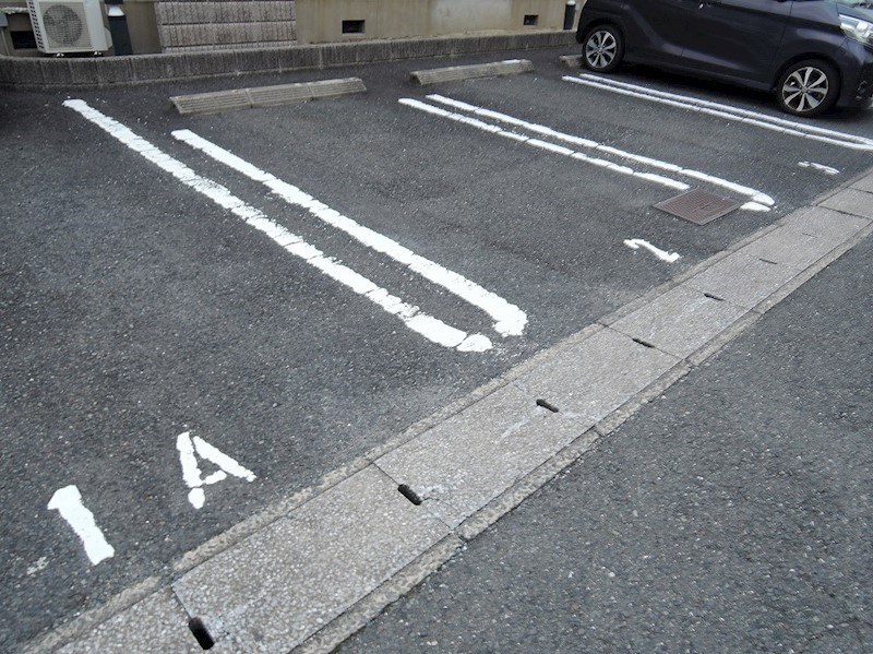 クレセント鴨生田 駐車場
