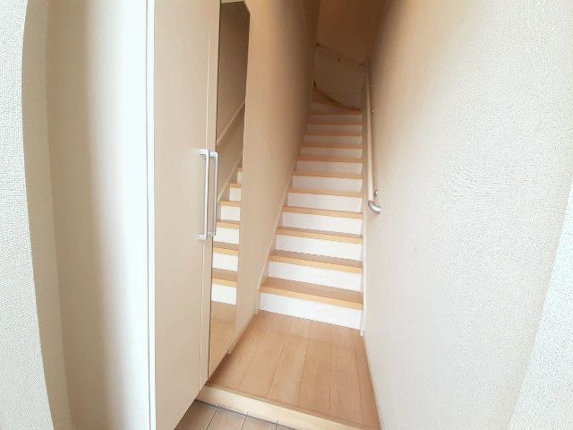 メゾン　コンソラトゥールＢ 玄関