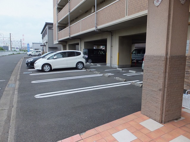 エヴァーグリーンＭ 駐車場