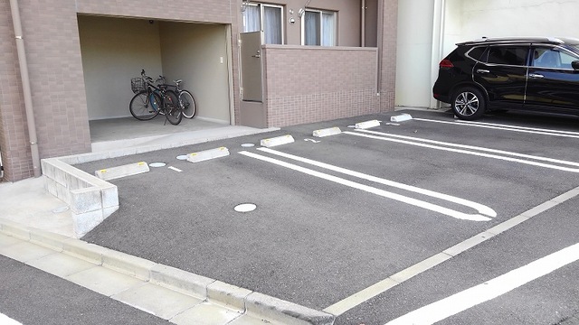シェーナ下到津 駐車場