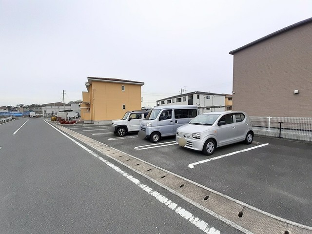 エステートまがり川２１ 駐車場