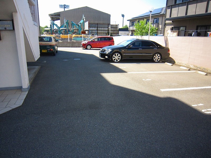 リヴィエール本城 駐車場